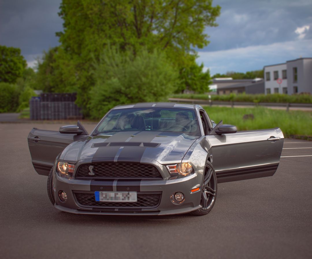 Ford Mustang GT500 Exterior – Frontansicht mit offenen Türen, Performance-Car Fotoshooting
